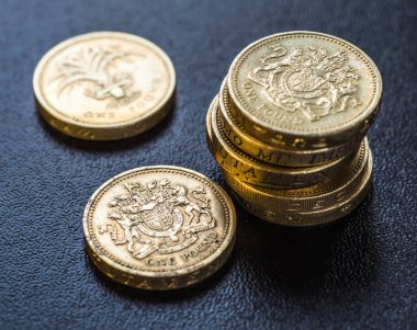 İngiliz sikke yığını üzerinde siyah, Sterlini