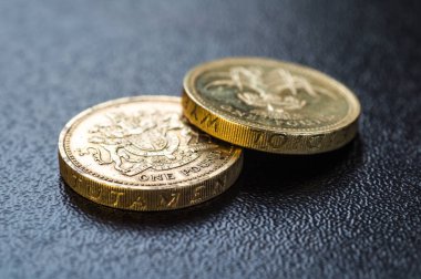 İngiliz sikke yığını üzerinde siyah, Sterlini