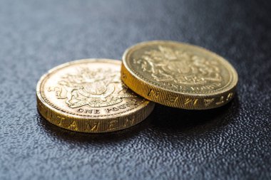 İngiliz sikke yığını üzerinde siyah, Sterlini