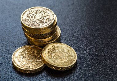 İngiliz sikke yığını üzerinde siyah, Sterlini