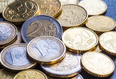 Euro para çıktı. Bir Euro jeton ön üzerinde.