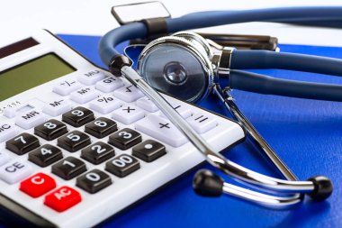 Stetoskop, hap ve şişe renk arka plan üzerinde. Tıp con