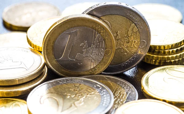 Euro-érméket. Az előtérben egy Euro pénzérme. — Stock Fotó