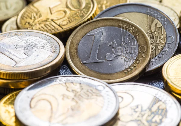 Monedas de euros. Moneda de un euro en primer plano . — Foto de Stock