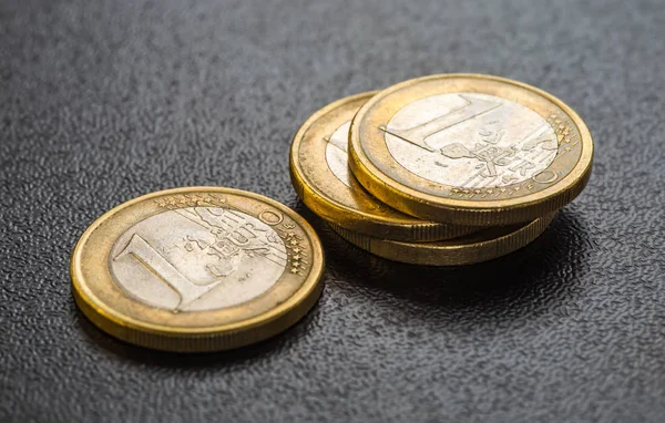 Euro-érméket. Az előtérben egy Euro pénzérme. — Stock Fotó