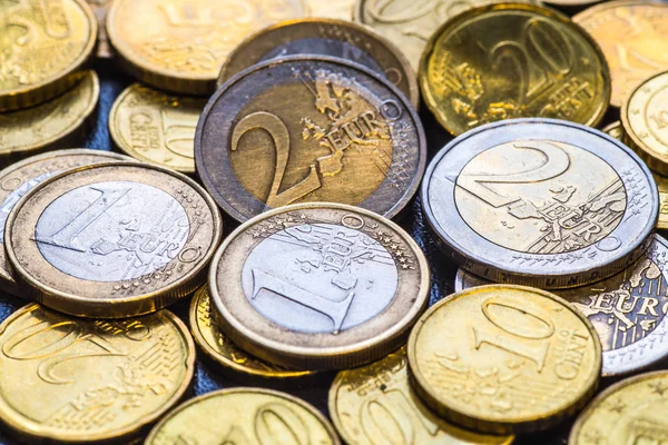 Euro-érméket. Az előtérben egy Euro pénzérme. — Stock Fotó