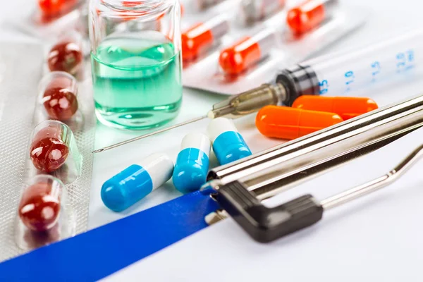 Стетоскоп, таблетки и бутылки на цветном фоне. медицина — стоковое фото