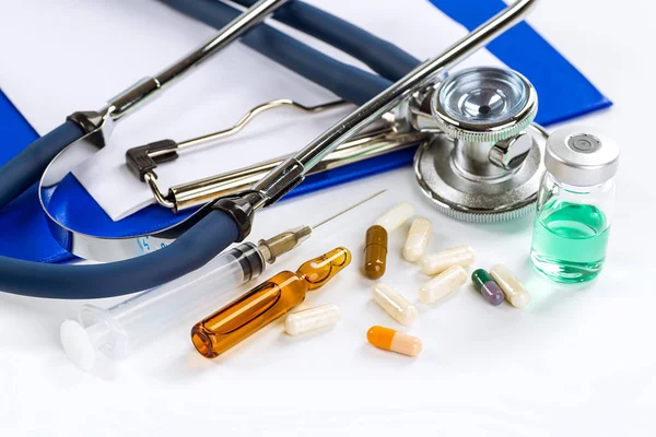 Stetoskop, piller och flaskor på färgbakgrund. medicin con — Stockfoto
