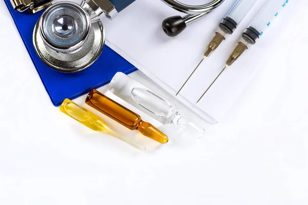 Stetoskop, hap ve şişe renk arka plan üzerinde. Tıp con — Stok fotoğraf