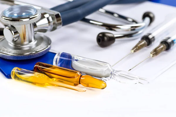 Stetoskop, piller och flaskor på färgbakgrund. medicin con — Stockfoto