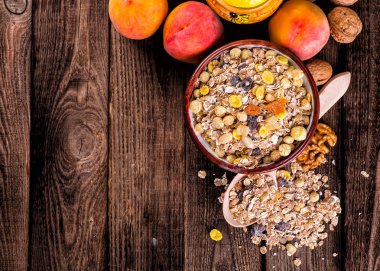 bir sac, Kuru Kayısı, Kuru üzüm, üzüm, fındık b içinde yulaf ezmesi