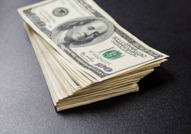 Yüz dolarlık banknotlar yığını..