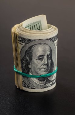 Yüz dolarlık banknotlar yığını..