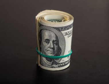 Yüz dolarlık banknotlar yığını..