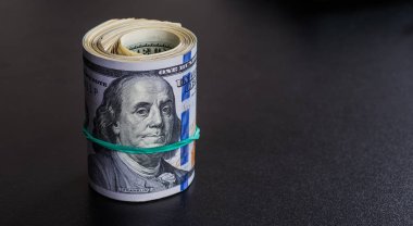 Yüz dolarlık banknotlar yığını..