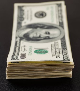 Yüz dolarlık banknotlar yığını..