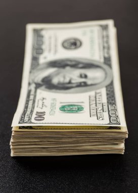 Yüz dolarlık banknotlar yığını..