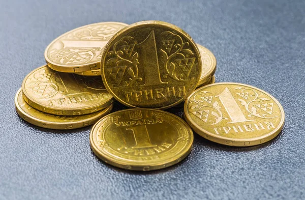 Münzen der Ukraine stapeln sich auf schwarz. — Stockfoto