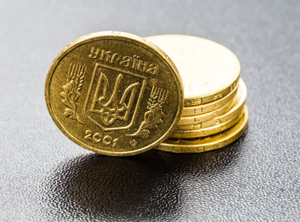Münzen der Ukraine stapeln sich auf schwarz. — Stockfoto