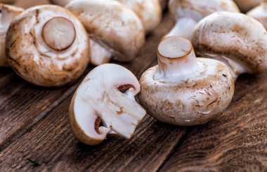 Tahta masadaki mantarlar.