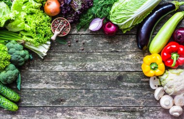 Sebze ahşap üzerine. Biyo sağlıklı gıda, otlar ve baharatlar.