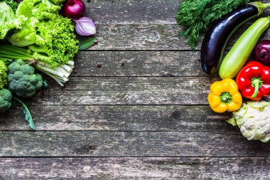 Sebze ahşap üzerine. Biyo sağlıklı gıda, otlar ve baharatlar.