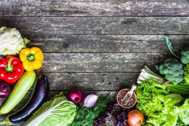 Sebze ahşap üzerine. Biyo sağlıklı gıda, otlar ve baharatlar.