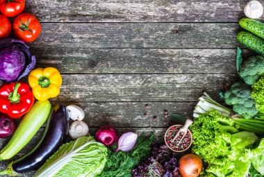 Sebze ahşap üzerine. Biyo sağlıklı gıda, otlar ve baharatlar.