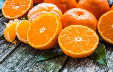 taze mandalina portakalları ahşap masada meyve