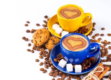 Beyaz arka planda kahve fincanı ve fasulye.. 