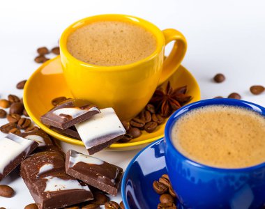 Beyaz arka planda kahve fincanı ve fasulye.. 