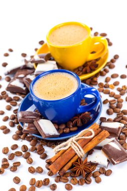 Beyaz arka planda kahve fincanı ve fasulye.. 