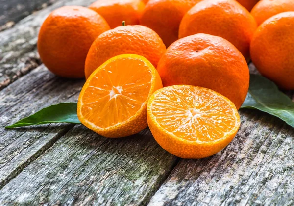 Friss mandarin narancs gyümölcs fa asztalon — Stock Fotó