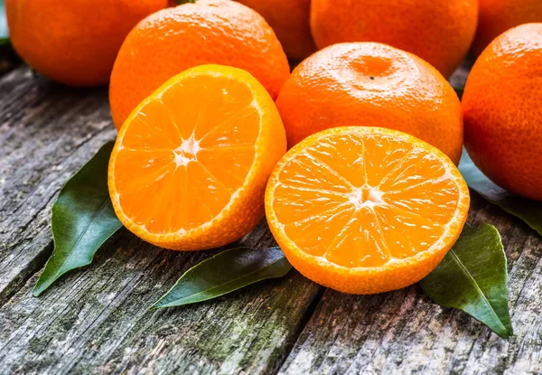 Oranges mandarines fraîches sur table en bois — Photo