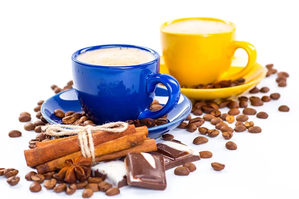 Taza de café y frijoles sobre un fondo blanco. — Foto de Stock