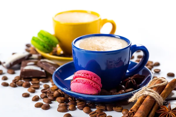 Kopje koffie en bonen met heerlijke macaroon op een witte backg — Stockfoto