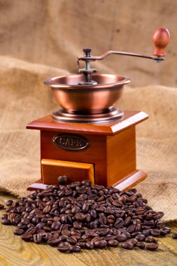kahve fincanı ve fasulye, eski Kahve değirmeni ve tuval çuval