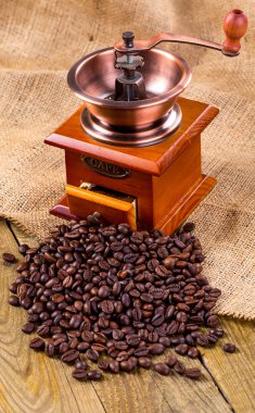 kahve fincanı ve fasulye, eski Kahve değirmeni ve tuval çuval