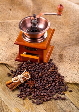 kahve fincanı ve fasulye, eski Kahve değirmeni ve tuval çuval
