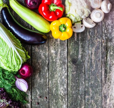 Sebze ahşap üzerine. Biyo sağlıklı gıda, otlar ve baharatlar.