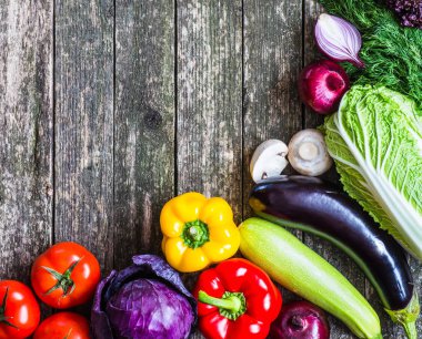 Sebze ahşap üzerine. Biyo sağlıklı gıda, otlar ve baharatlar.