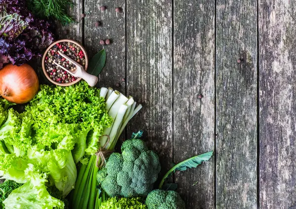 Legumes em madeira. Bio Alimentos saudáveis, ervas e especiarias . — Fotografia de Stock