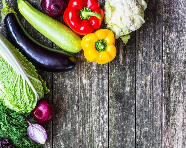 Legumes em madeira. Bio Alimentos saudáveis, ervas e especiarias . — Fotografia de Stock