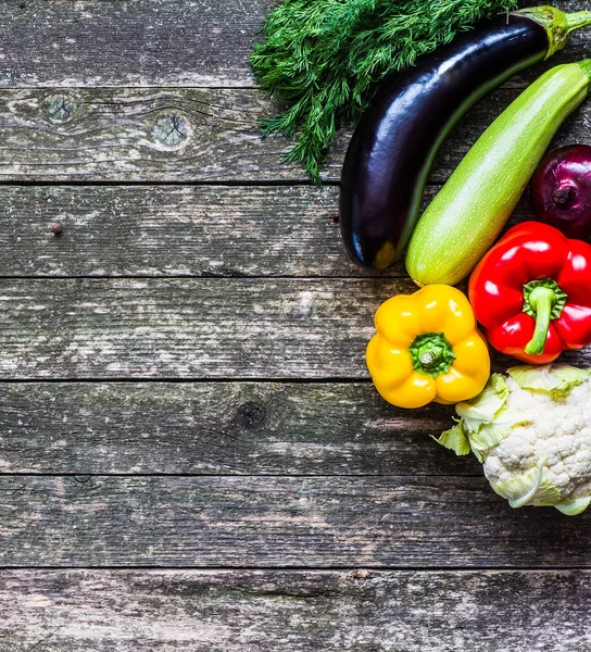 Sebze ahşap üzerine. Biyo sağlıklı gıda, otlar ve baharatlar.
