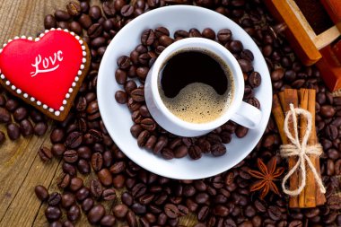 Fincan siyah çay ve kalp şeklinde kurabiye, Sevgililer günü için