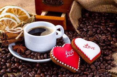 Fincan siyah çay ve kalp şeklinde kurabiye, Sevgililer günü için