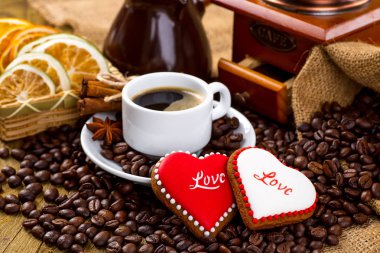 Fincan siyah çay ve kalp şeklinde kurabiye, Sevgililer günü için