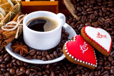 Fincan siyah çay ve kalp şeklinde kurabiye, Sevgililer günü için