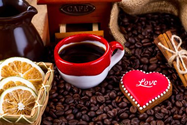 Fincan siyah çay ve kalp şeklinde kurabiye, Sevgililer günü için