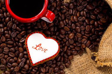 Fincan siyah çay ve kalp şeklinde kurabiye, Sevgililer günü için